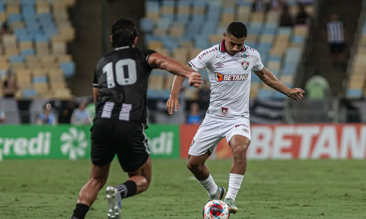 Botafogo x Fluminense movimenta parte de cima da tabela