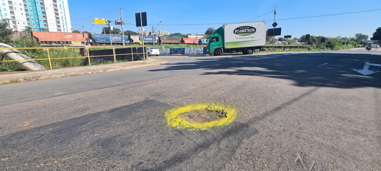 buraco no asfalto pontado de amarelo