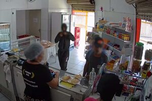 Câmera de segurança flagra assalto em padaria Jardim São Lourenço