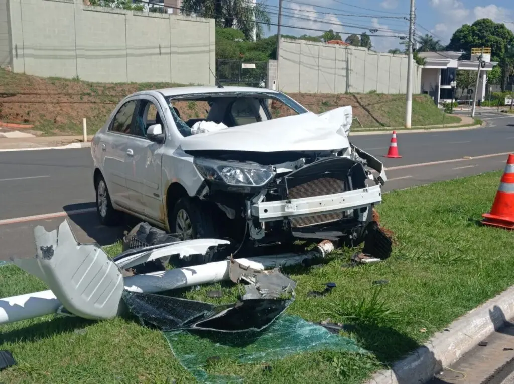 Carro capota na Via Guilherme Dibbern, em Limeira