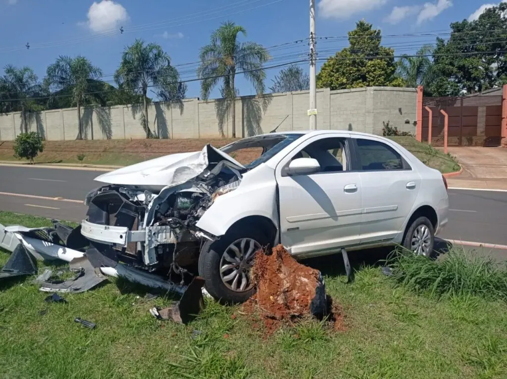 Carro capota na Via Guilherme Dibbern, em Limeira