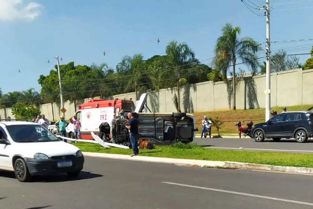 Carro capota na Via Guilherme Dibbern, em Limeira