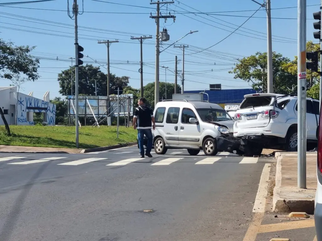Colisão entre veículos é registrada na Rotatória da Taba do Brasil, em Limeira