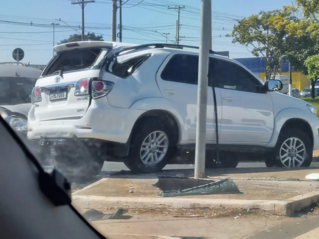 Colisão entre veículos é registrada na Rotatória da Taba do Brasil, em Limeira