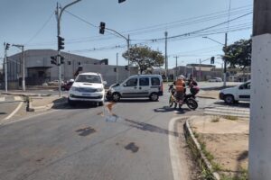 Colisão entre veículos é registrada na Rotatória da Taba do Brasil, em Limeira