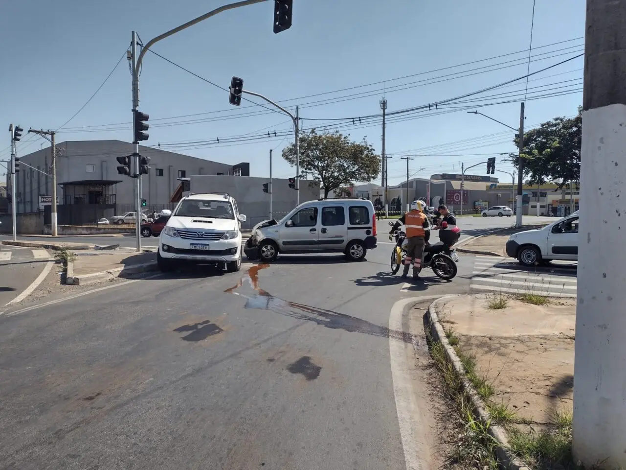 Colisão entre veículos é registrada na Rotatória da Taba do Brasil, em Limeira