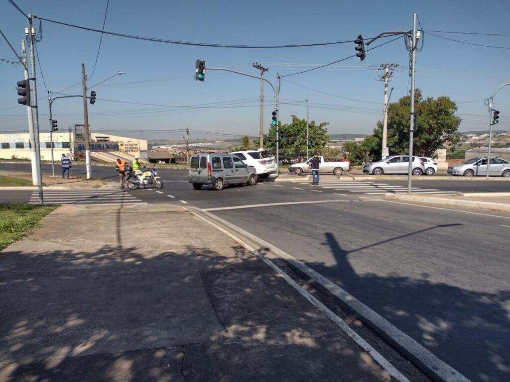 Colisão entre veículos é registrada na Rotatória da Taba do Brasil, em Limeira