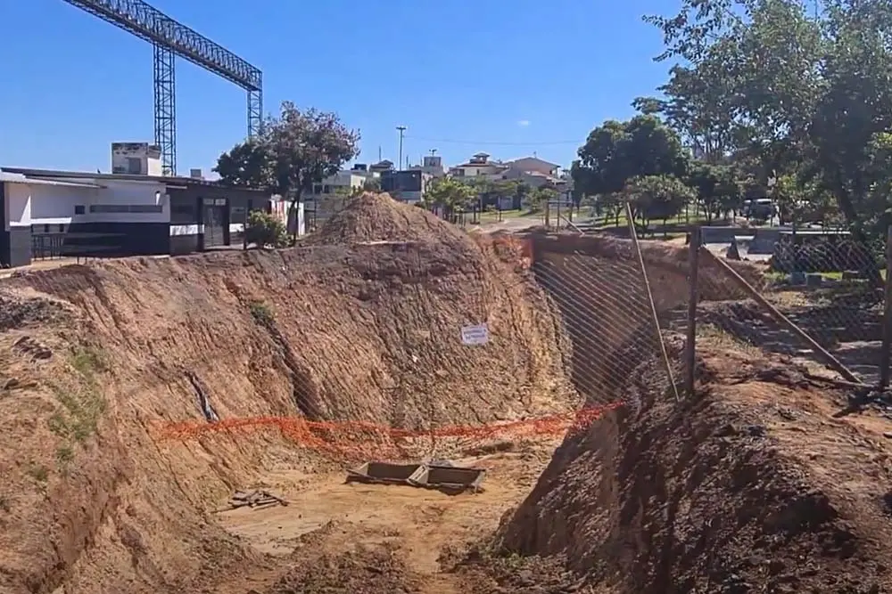 Cratera assusta: obras de galerias atrás do estádio do Limeirão estão paradas