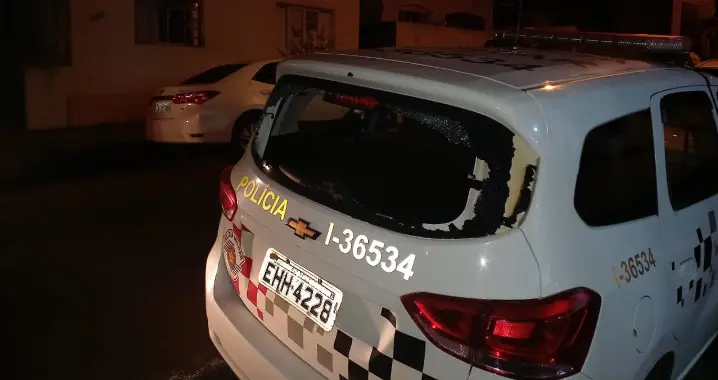 Descontrolado homem quebra viatura da PM, em Limeira