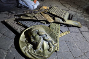 Dois são presos com 22 placas de bronze do Cemitério Saudade, em Limeira