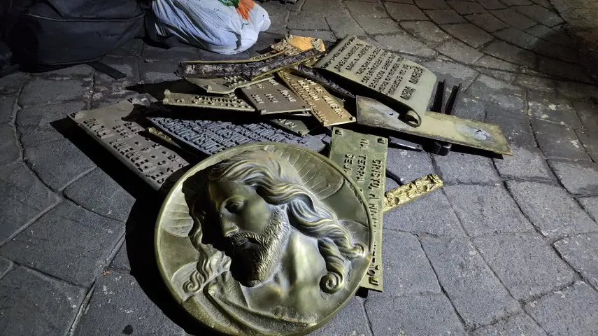 Dois são presos com 22 placas de bronze do Cemitério Saudade, em Limeira