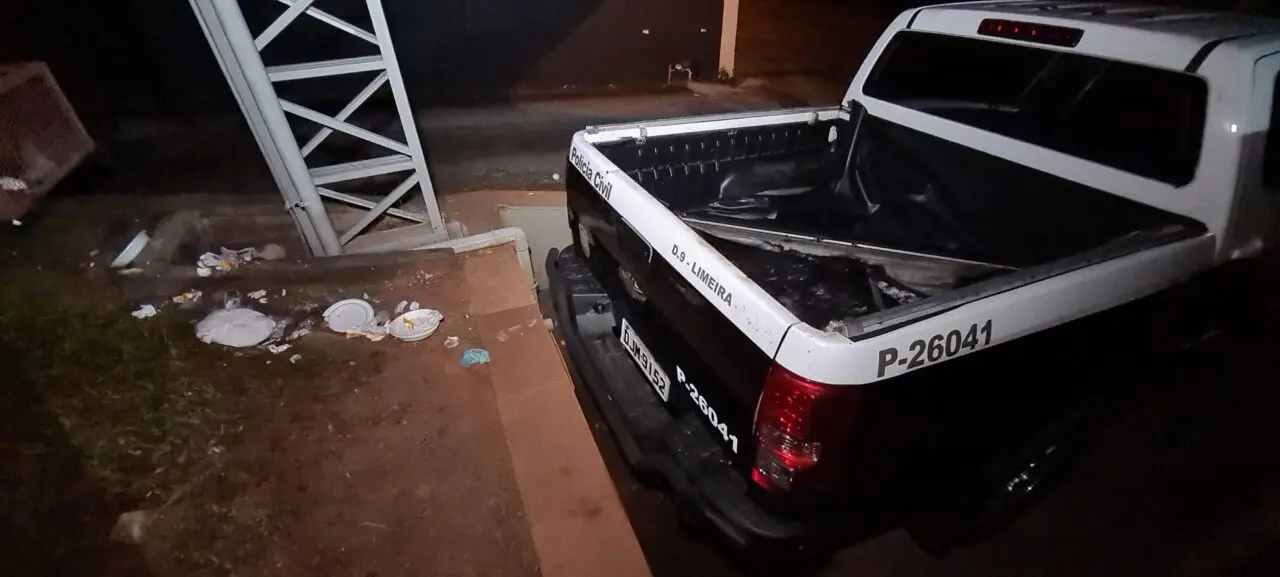 Homem é preso por atear fogo em viatura da polícia, em Limeira