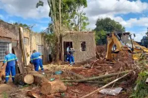 A Prefeitura de Limeira finalizou nesta segunda-feira (29) uma ação de limpeza compulsória em um imóvel no Jd. Laranjeiras que abrigava grandes quantidades de inservíveis, como garrafas PET, entulho e vegetação que necessitava de poda, incluindo árvores de grande porte. Participaram dos trabalhos, a Divisão de Controle de Zoonoses e a Secretaria de Obras e Serviços Públicos, que levou até o local, duas pás-carregadeiras para retirar todo o volume de material acumulado.