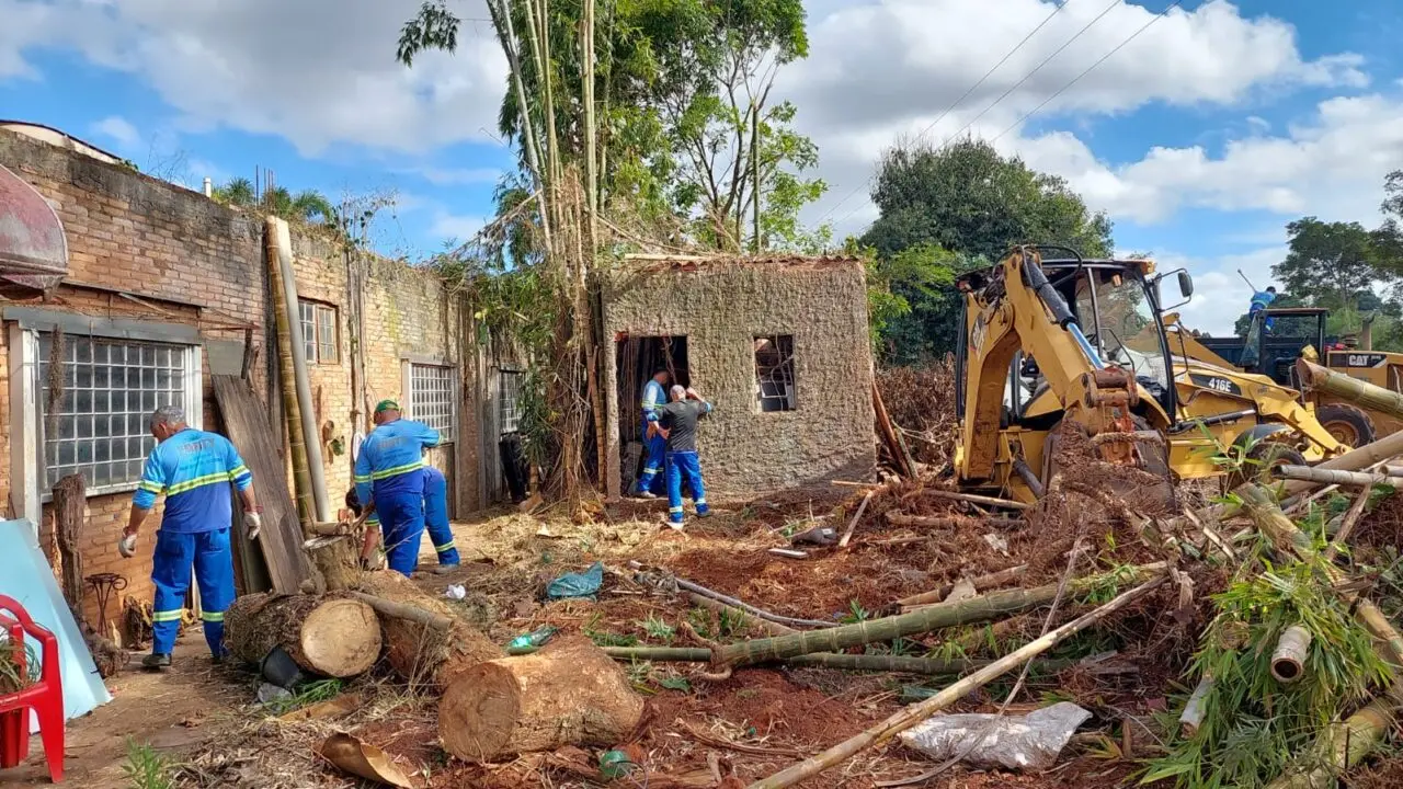 A Prefeitura de Limeira finalizou nesta segunda-feira (29) uma ação de limpeza compulsória em um imóvel no Jd. Laranjeiras que abrigava grandes quantidades de inservíveis, como garrafas PET, entulho e vegetação que necessitava de poda, incluindo árvores de grande porte. Participaram dos trabalhos, a Divisão de Controle de Zoonoses e a Secretaria de Obras e Serviços Públicos, que levou até o local, duas pás-carregadeiras para retirar todo o volume de material acumulado.