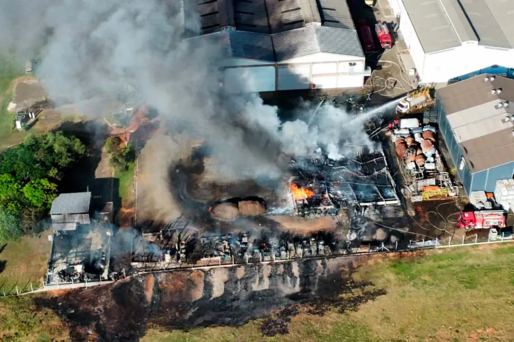 Incêndio de grandes proporções atinge fábrica de Saltinho