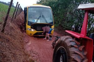 Ônibus escolar atola mais uma vez na estrada rural que liga ao bairro do Pinhal