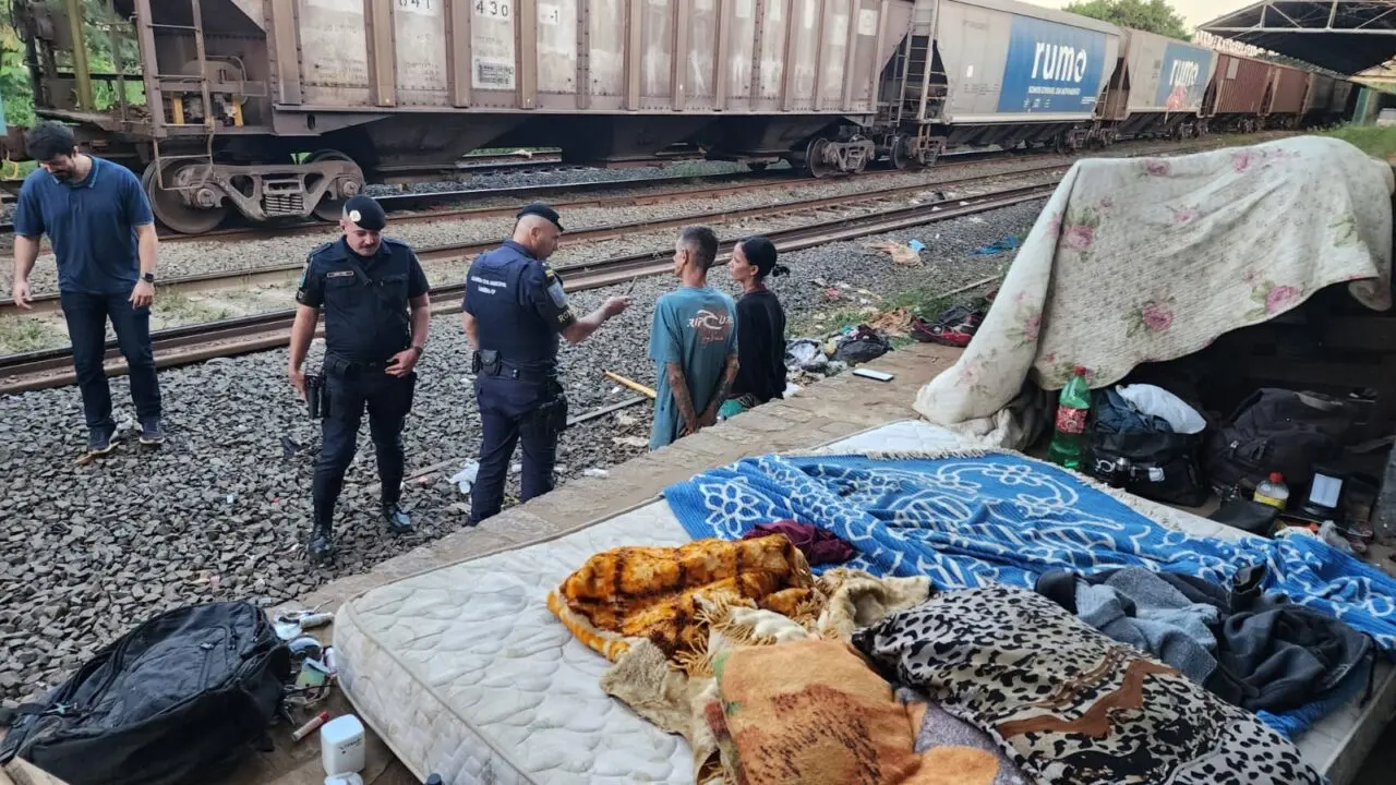 Equipes da Guarda Municipal de Limeira (GCM) e da Delegacia de Investigações Sobre Entorpecentes (Dise) realizaram no final da tarde de ontem (12) uma operação integrada no combate ao tráfico de drogas e furtos na região da "Baixada", no Centro de Limeira.