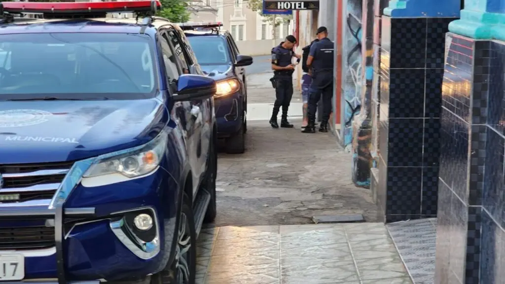 Equipes da Guarda Municipal de Limeira (GCM) e da Delegacia de Investigações Sobre Entorpecentes (Dise) realizaram no final da tarde de ontem (12) uma operação integrada no combate ao tráfico de drogas e furtos na região da "Baixada", no Centro de Limeira.