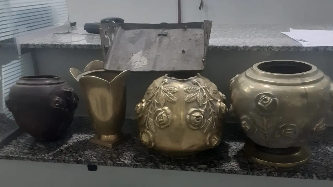 PM prende ladrões furtando vasos do Cemitério Saudade