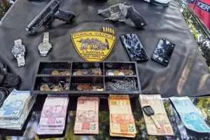 Bandidos armados roubam supermercado de Limeira. Um supermercado de Limeira, localizado na Avenida Maria Buzollin, foi assaltado na tarte desta quinta-feira (18). Funcionárias foram rendidas e o dinheiro do caixa, levado.