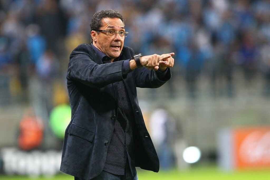 Nesta segunda-feira (1º), o Corinthians acertou a contratação do técnico Vanderlei Luxemburgo para o comando técnico da equipe principal masculina. O contrato é válido até 31 de dezembro de 2023.