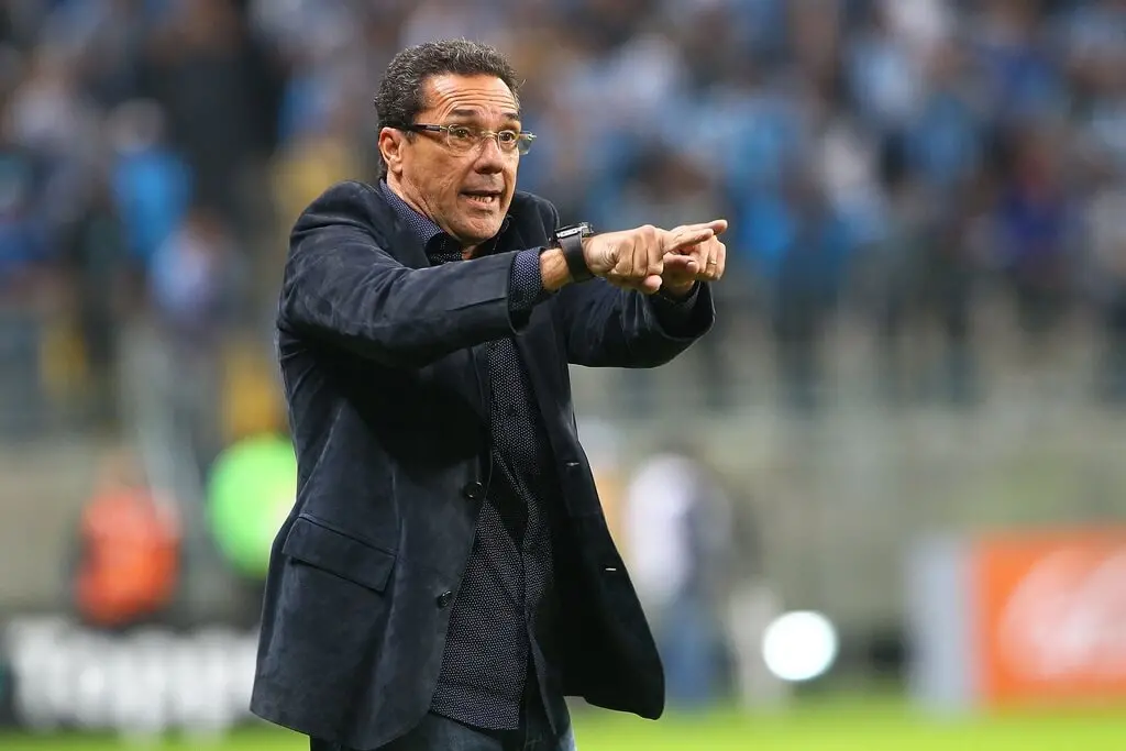 Nesta segunda-feira (1º), o Corinthians acertou a contratação do técnico Vanderlei Luxemburgo para o comando técnico da equipe principal masculina. O contrato é válido até 31 de dezembro de 2023.