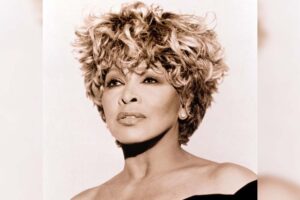 Morreu nesta quarta-feira (24) a cantora Tina Turner, aos 83 anos. A morte foi confirmada por um assessor da cantora. A cantora morreu em casa, na Suíça, depois de enfrentar uma doença ainda não especificada. Não se sabe a causa da morte.