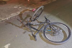 Adolescente cai de bicicleta após se enroscar em fios no Jardim São Lourenço