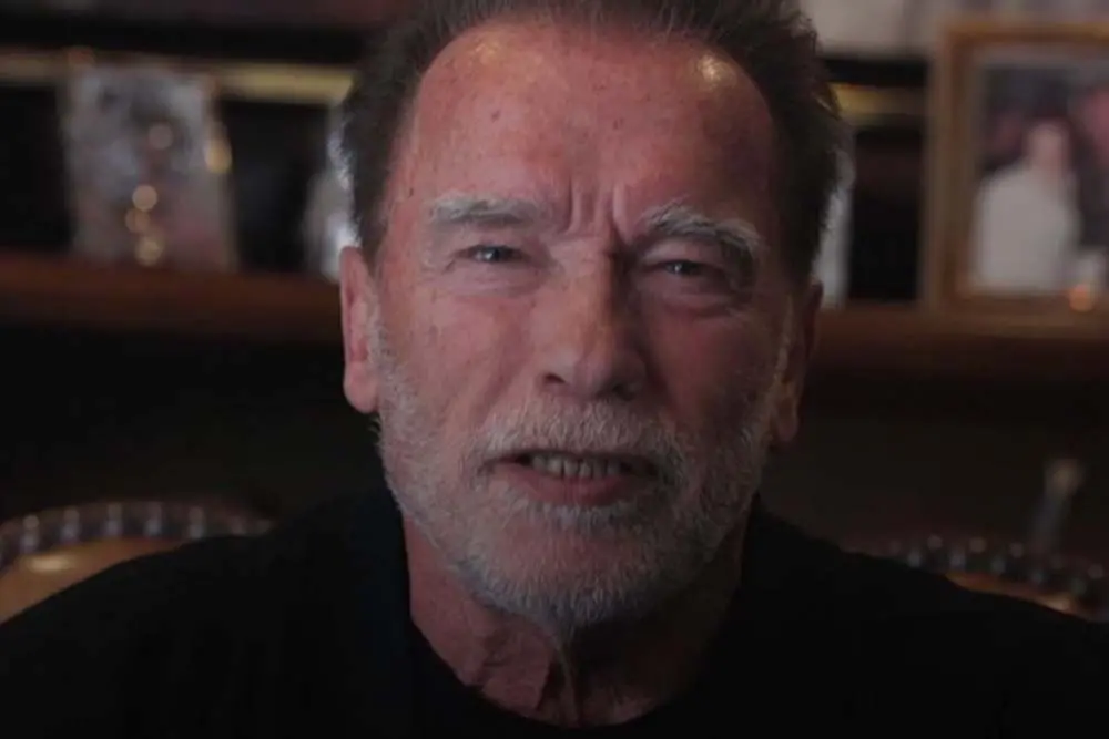 Arnold Schwarzenegger assume ter assediado mulheres
