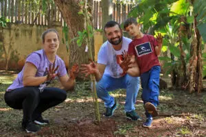 A Prefeitura de Limeira e 17 colaboradores do hospital Santa Casa realizaram neste sábado (3) o plantio de 17 mudas de árvores frutíferas no Bosque Prefeita Maria Thereza. A iniciativa marca a Semana do Meio Ambiente do hospital e o Mês do Meio Ambiente, promovido pela prefeitura. O plantio ocorreu em uma área de nascente, que, como outras, deságua no Ribeirão Tatu.