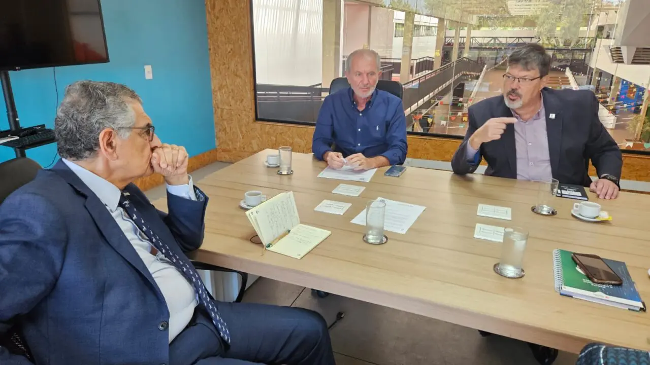 O prefeito Mario Botion participou de uma reunião, em São Paulo, na manhã desta segunda-feira (26), com o secretário estadual de Ciência, Tecnologia e Inovação, Vahan Agopyan. A agenda foi acompanhada pelo secretário de Desenvolvimento, Turismo e Inovação, Tito Almirall, e pela diretora-superintendente do Centro Paula Souza, Laura Laganá. "Reforçamos o pedido para implantação de uma unidade da Fatec, e dessa forma oferecermos um subsídio importante para a empregabilidade em nosso município", citou o prefeito.