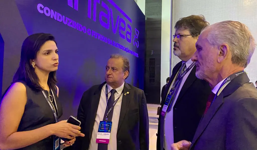 O prefeito Mario Botion cumpriu uma ampla agenda em Brasília, nesta quarta-feira (14). Pela manhã, ele participou de um evento sobre mobilidade elétrica, realizado pela Associação Nacional de Veículos Automotores (Anfavea). Na ocasião, ele se reuniu com os dirigentes da Mercedes-Benz, Carlos Garcia (CEO e presidente da Mercedes-Benz Cars & Vans do Brasil), Fernanda Carrer (gerente de relações governamentais) e Dirlei Dias (gerente pós-venda). O deputado federal Miguel Lombardi e o secretário de Desenvolvimento, Turismo e Inovação, Tito Almirall, também estiveram no evento.