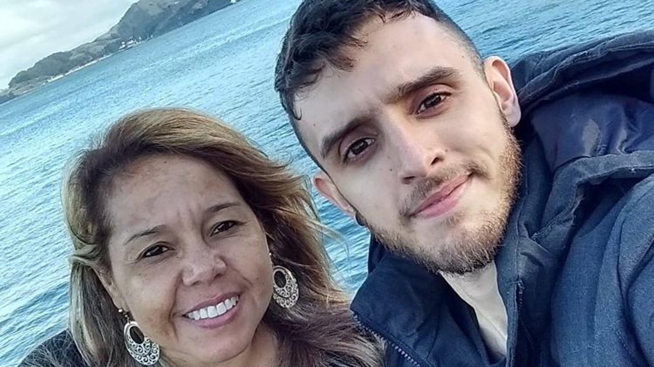 A mãe do jovem, Isabel Martines, está nos EUA enquanto espera liberação do corpo de Matheus Gaidos, assassinado após elogiar um cachorro