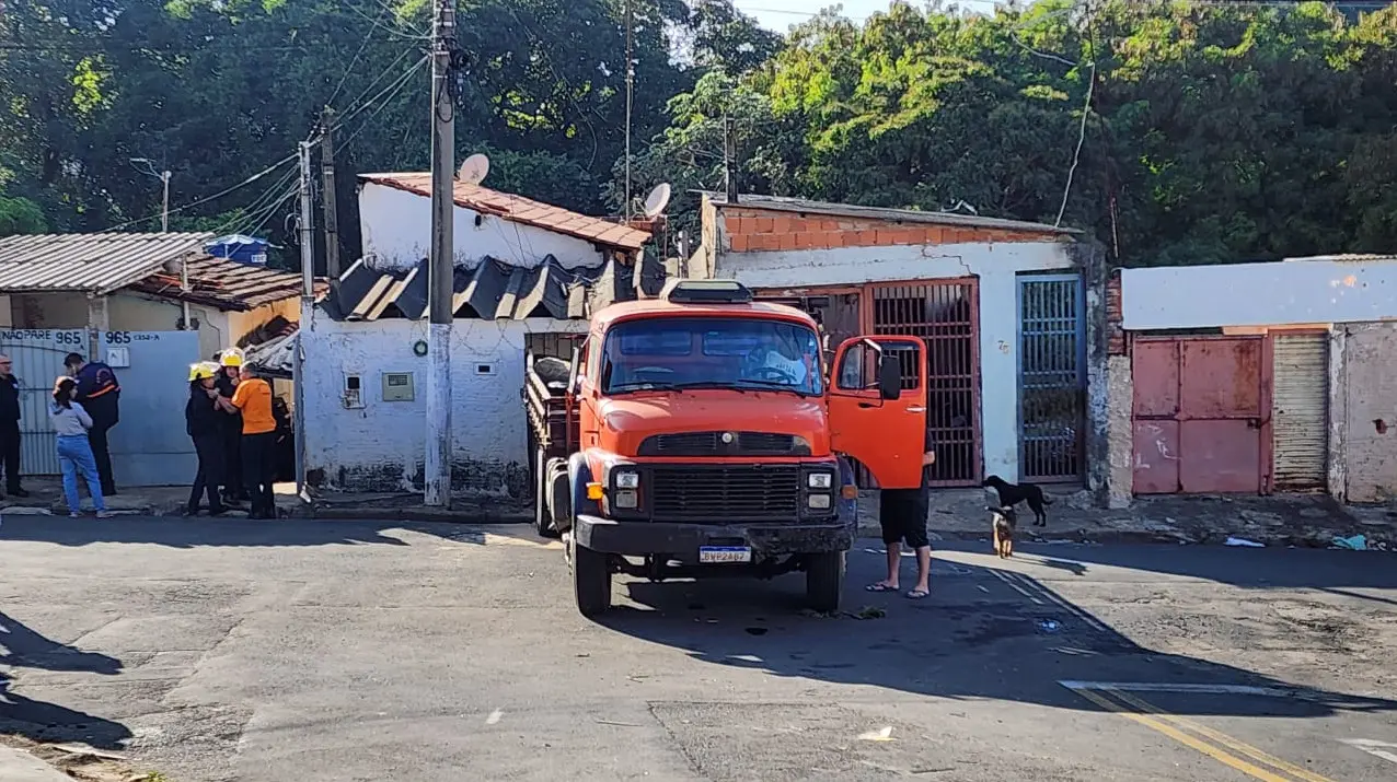Caminhão desgovernado perde o freio e atinge residências no Jd. Cavinato