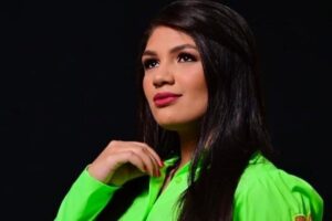 Cantora e radialista Vivi Araújo morre, aos 22 anos, em acidente em Goiás