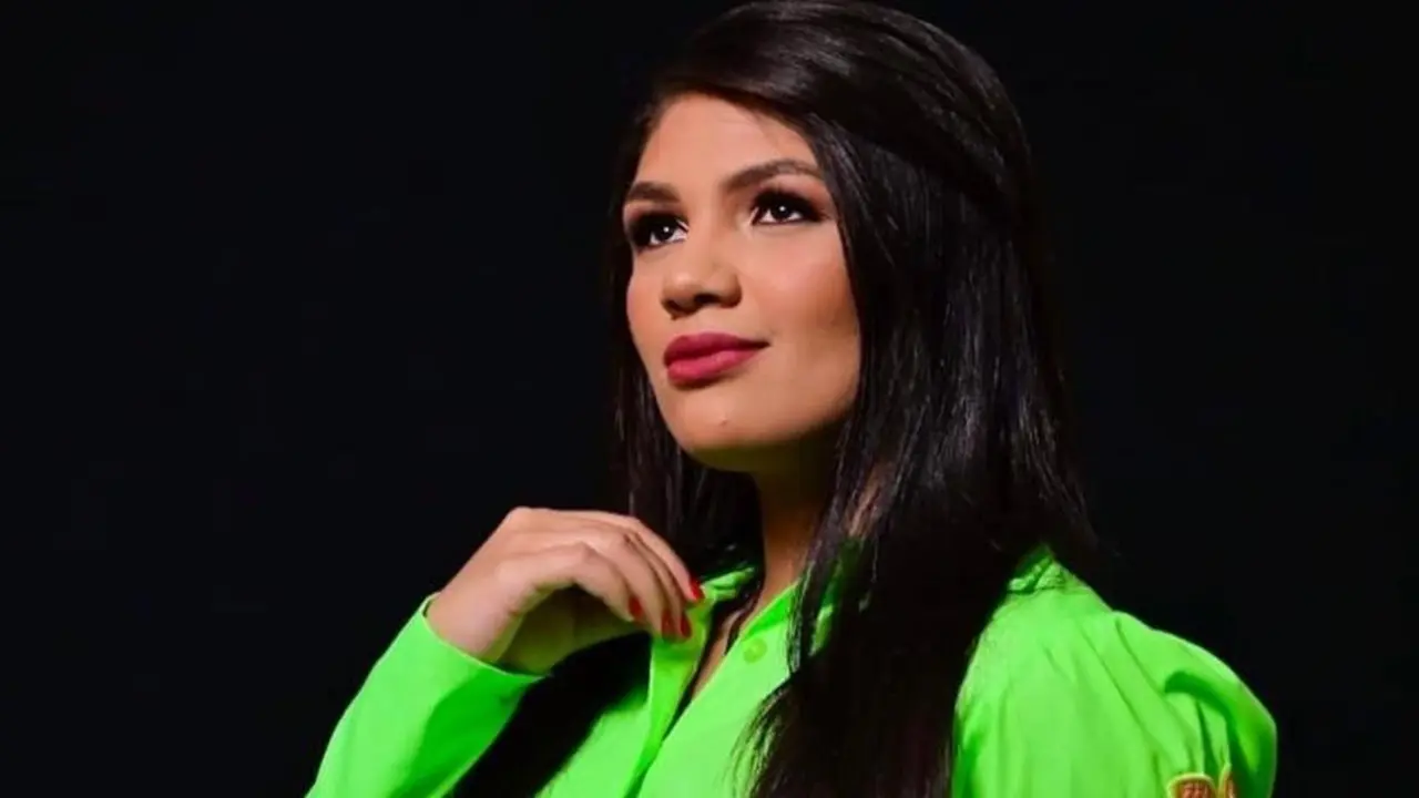 Cantora e radialista Vivi Araújo morre, aos 22 anos, em acidente em Goiás