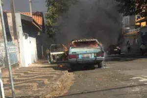 Carro pega fogo em rua do Jardim Boa Esperança, em Limeira 