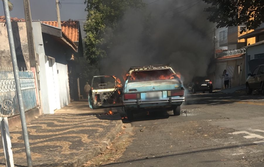 Carro pega fogo em rua do Jardim Boa Esperança, em Limeira 