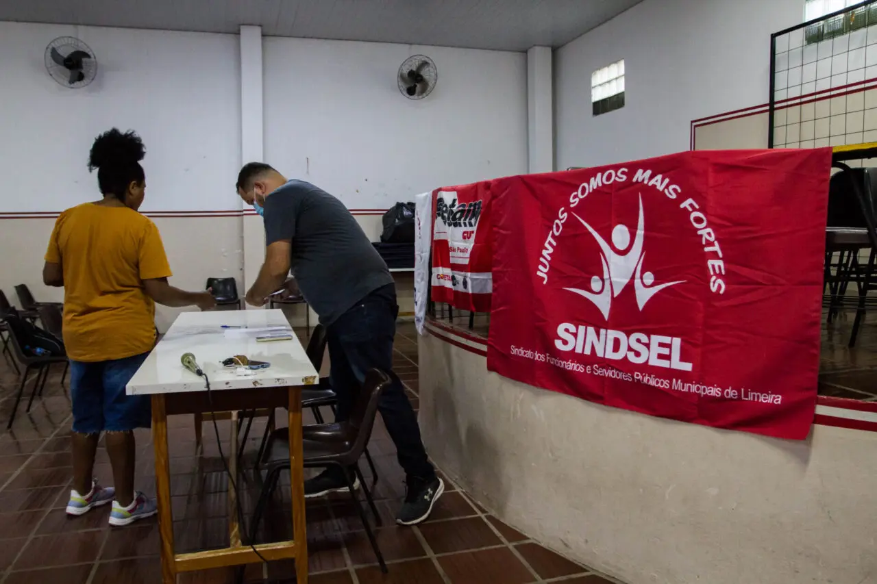 Cerca de 300 professores celetistas estão em estado de greve, em Limeira