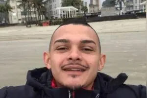 A vítima fatal – identificada como Renan Fernandes Mattos, de 22 anos – foi sequestrada neste sábado, às 7h, no lava jato o qual é dono. O estabelecimento fica próximo ao Limeirão.