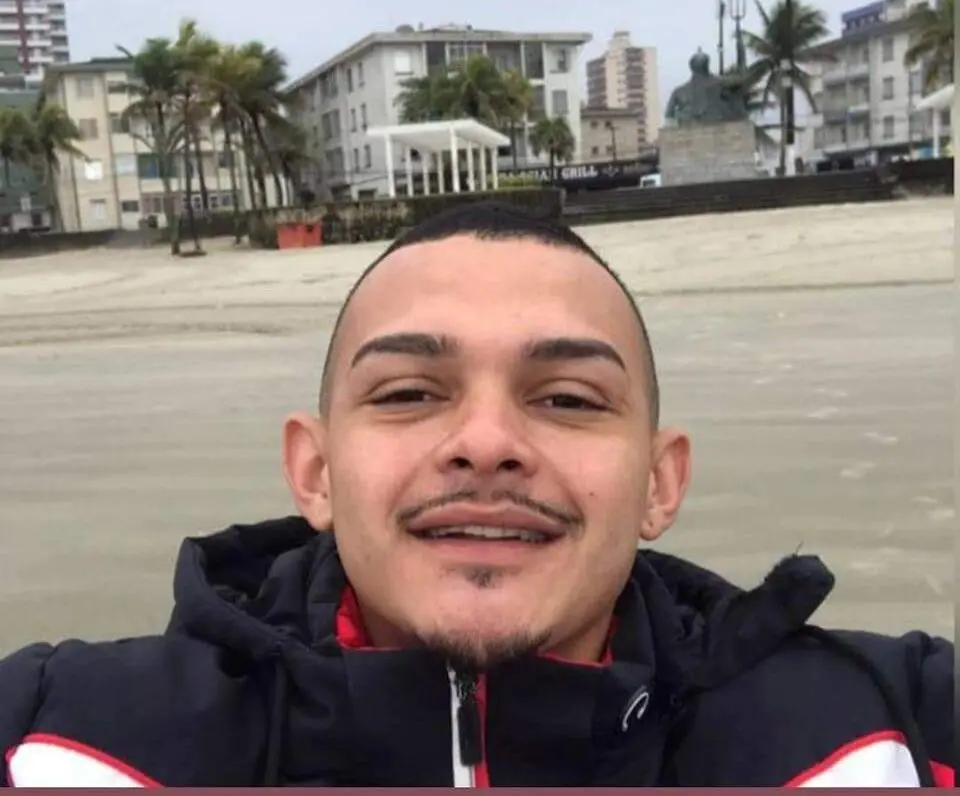 A vítima fatal – identificada como Renan Fernandes Mattos, de 22 anos – foi sequestrada neste sábado, às 7h, no lava jato o qual é dono. O estabelecimento fica próximo ao Limeirão.