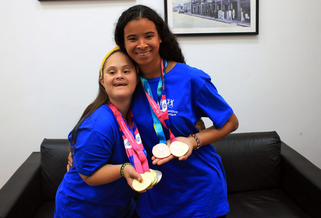 Erika Raiza e Mariana, medalhistas de ouro no Jogos Mundiais de Berlim, se encontram com Prefeito