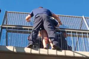 'Eu achei que ela ia cair', diz GCM que salvou adolescente que ameaçava tirar a própria vida