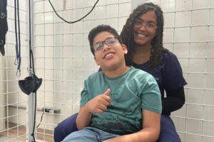 Família arrecada dinheiro para menino com paralisia cerebral que sonha em andar