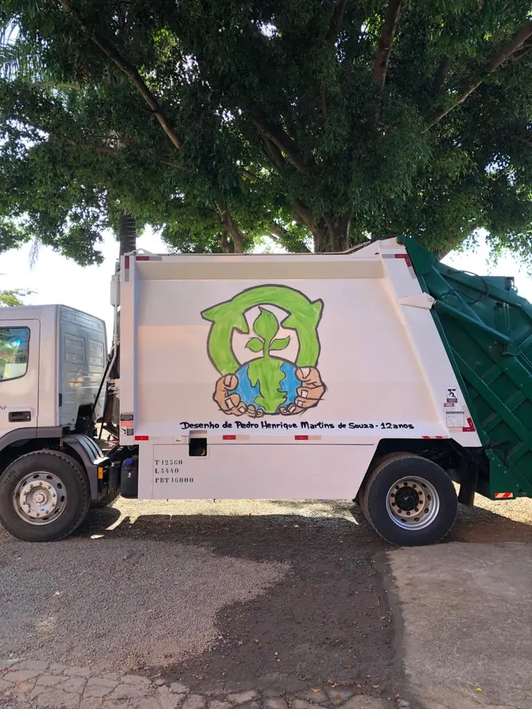 Filhos de coletores ilustram caminhões de lixo que circulam por Limeira 2