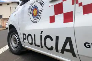 Homem em surto sobe sem roupas em telhado de residência; PM apreende armas no local