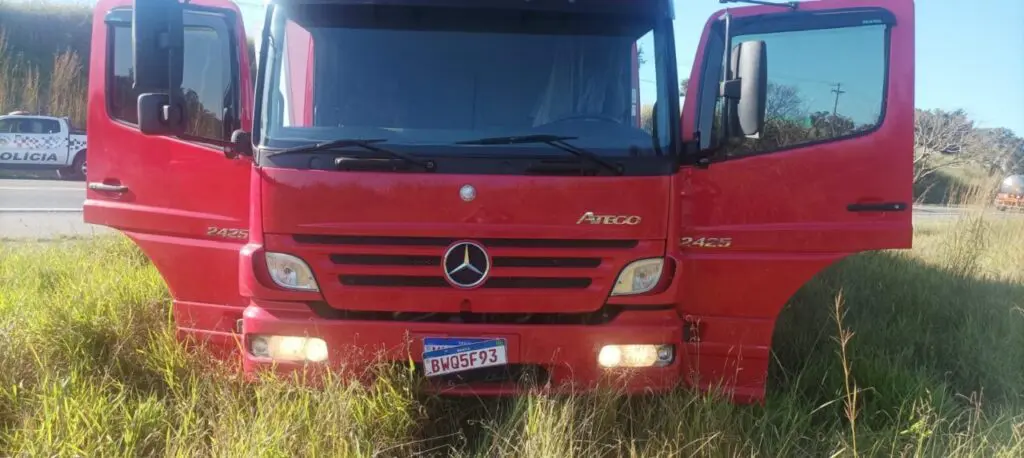 Um idoso, de 62 anos, foi preso em flagrante por policiais militares de Limeira, durante a tarde desta terça-feira, acusado de integrar uma quadrilha de roubo de carga. Ele estava conduzindo um dos caminhões usados pelo bando para transportar a carga roubada, que já havia sido transferida do veículo roubado. A Polícia Militar foi acionada depois de o caminhão da vítima parar de emitir o sinal do sistema de rastreamento.