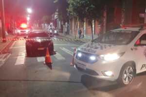 Um veículo Mercedes atropelou na madrugada desta sexta-feira (23) um morador de rua que estava caído em uma rua no Centro de Limeira (SP). A vítima não resistiu e morreu.