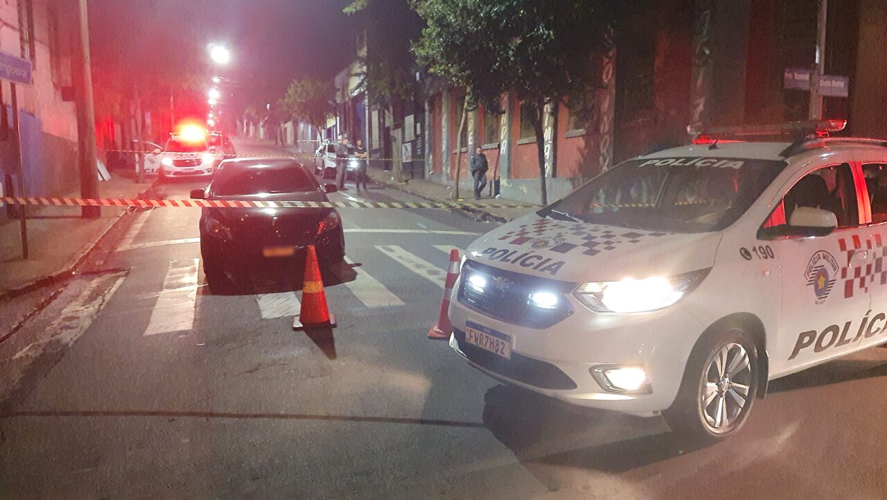 Um veículo Mercedes atropelou na madrugada desta sexta-feira (23) um morador de rua que estava caído em uma rua no Centro de Limeira (SP). A vítima não resistiu e morreu.
