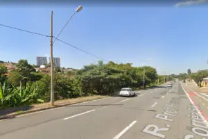 Motorista atinge e derruba poste no Anel Viário, em Limeira